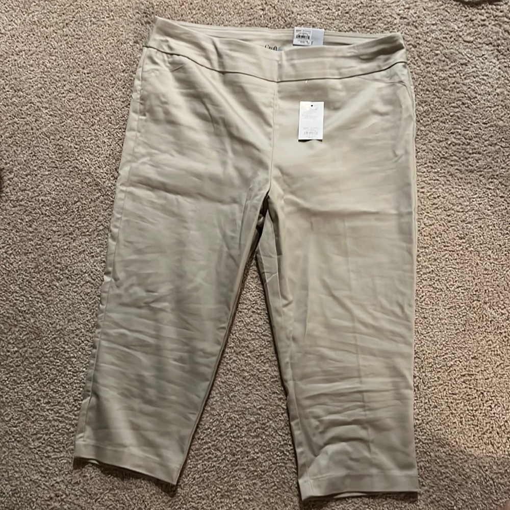 NWT tan Croft & Barrow straight mid rise stretch pull-on capri. 16W.